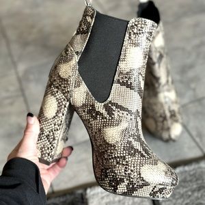 Snakeskin boots 👢